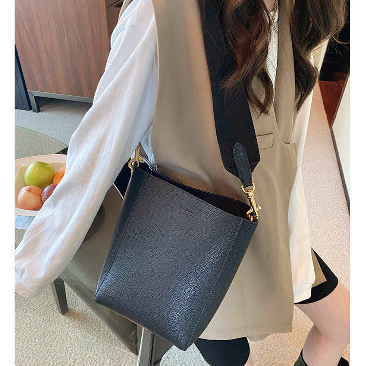 wide shoulder strap sangle bucket bag